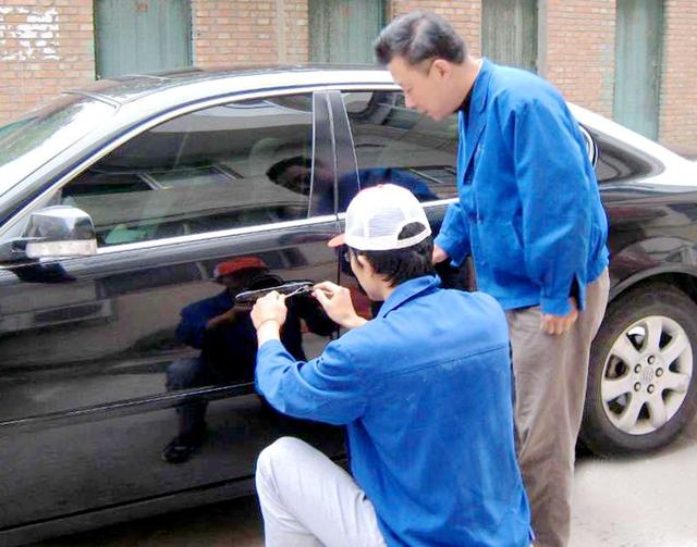 桐城汽车钥匙丢在车里面怎么办?